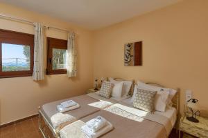 a bedroom with a bed with two towels on it at Ferienhaus In Geropotamos Mit Sonnenterrasse in Balíon