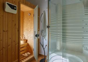 a bathroom with a shower with a glass door at Ferienhaus In Geropotamos Mit Sonnenterrasse in Balíon +10 photos