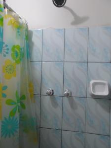a bathroom with a shower with a shower curtain at Hostal Campestre Casa Blanca in Chucuito