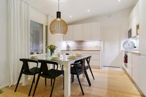 ロヴァニエミにあるNordic Magical Getawayのキッチン(ダイニングルームテーブル、椅子付)