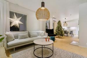 ロヴァニエミにあるNordic Magical Getawayのリビングルーム(ソファ、クリスマスツリー付)