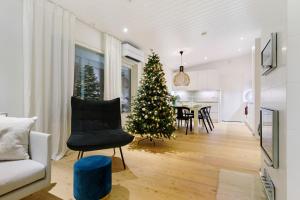 ロヴァニエミにあるNordic Magical Getawayのリビングルーム中のクリスマスツリー
