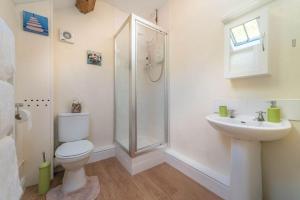 Koupelna v ubytování Dinas-Ddu + 15 fotografií