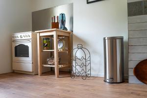 Habitación con cocina con fogones y estante. en Hohenberg Häuschen, en Hellenthal