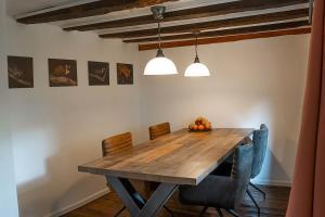 una mesa de comedor con un bol de fruta. en Hohenberg Häuschen, en Hellenthal