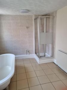 une salle de bains avec toilettes et lavabo dans l'établissement Private Room, Tyne Wear, à Sunderland