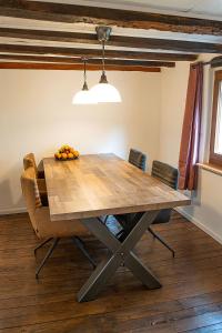 mesa de comedor con sillas y lámpara en Hohenberg Häuschen, en Hellenthal