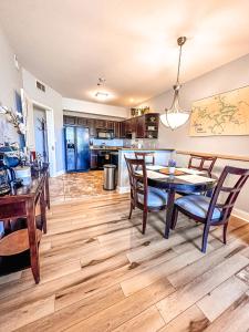 Gallery image of Fairway To Heaven At Four Season 2bed2bath Condo in Lake Ozark +52 photos