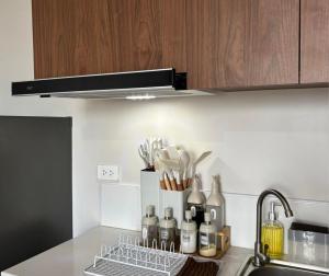 Η κουζίνα ή μικρή κουζίνα στο Cozy Studio with Balcony and Pool Near Airport and Beaches