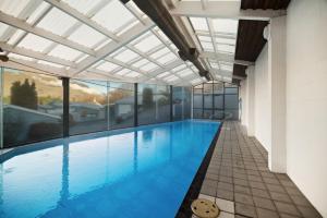 ein Hallenbad mit Glasdecke in der Unterkunft Central 2 bed Apt - views pool walk to town in Queenstown