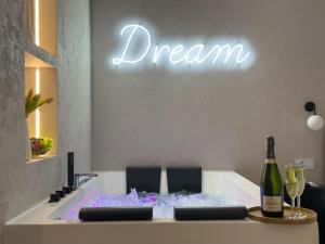 - une baignoire blanche avec une bouteille de vin et des verres dans l'établissement URBAN APARTMENTS GLOBAL, Jacuzzi, 8th floor No 03, Free Garage, Self Check-in, No deposit, à Katowice