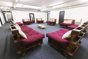 une chambre avec des chaises et des canapés dans l'établissement Sporthotel in der Sport Arena Siggenthal, à Villigen