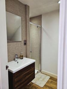 a bathroom with a sink and a shower at City Centre 3BR WiFi & Parking For Contractors & Families in Hull +12 photos