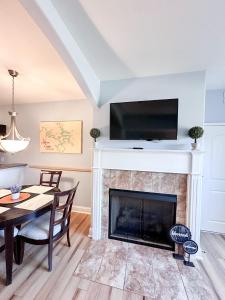 ein Wohnzimmer mit einem Kamin und einem TV darüber. in der Unterkunft Fairway To Heaven At Four Season 2bed2bath Condo in Lake Ozark