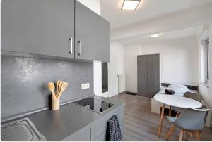 Kuchyň nebo kuchyňský kout v ubytování StayBaran City Apartment Bochum
