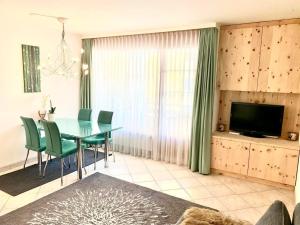 Μια τηλεόραση ή/και κέντρο ψυχαγωγίας στο Ferienwohnung Gian +32 φωτογραφίες