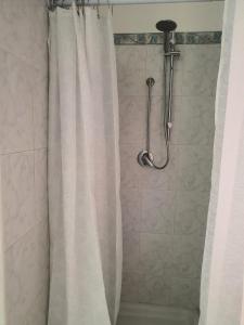 een douche met een wit douchegordijn in een badkamer bij Infinity Karla House 2 in Chioggia +24 foto's