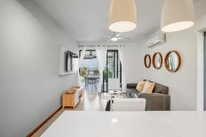 un salon avec un canapé et une table dans l'établissement Beachfront Le Cerisier Trou Aux Biches, Mon Choisy, à Mont Choisy