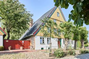 ein altes Haus mit einem Gameradach in der Unterkunft Altes Fährhaus - Ferienwohnung Unnern, 170 qm in Wewelsfleth