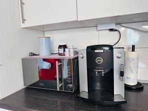 eine Kaffeemaschine auf der Theke in einer Küche in der Unterkunft Ferienwohnung AyNa 4 in Bad Säckingen