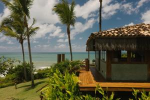 una casa en la playa con palmeras y el océano en Txai Resort, en Itacaré 10 fotos más