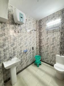 a bathroom with a sink and a shower and a toilet at Homestay Fortune Home Ansal Golf Link 1 in Greater Noida
