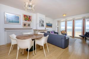 una sala de estar con una mesa y un sofá en Sea view 02-04, en Mellet