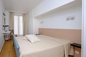 un dormitorio con una cama grande en una habitación en Sea view 02-04, en Mellet