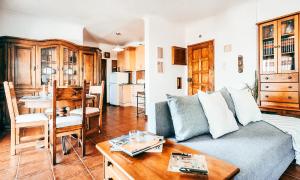 a living room with a couch and a table at Amadora Terrace View By Gt House in Amadora