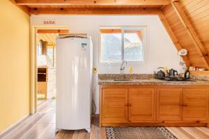 Кухня или мини-кухня в Chalé Refúgio Vô Chico

