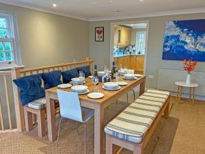 une salle à manger avec une table et des chaises en bois dans l'établissement Trevennen West, à St Mawes