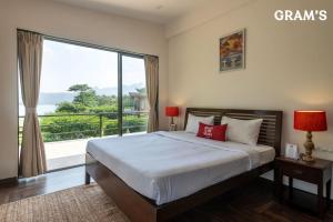 Postel nebo postele na pokoji v ubytování Gram's at Shivom, Pawna Lake