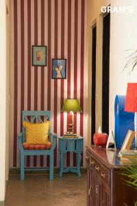 Posezení v ubytování Gram's at Shivom, Pawna Lake