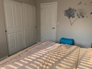 Postel nebo postele na pokoji v ubytování Bright Room Workspace Quiet Sammamish Home with share living room