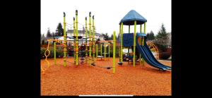 Herní místnost nebo prostor pro děti v ubytování Bright Room Workspace Quiet Sammamish Home with share living room