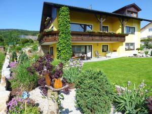 ein Haus mit einem Garten davor in der Unterkunft Ferienwohnung für 2 Personen  1 Kind ca 80 m in Gleißenberg, Bayern Bayerischer Wald in Gleißenberg + 18 Fotos