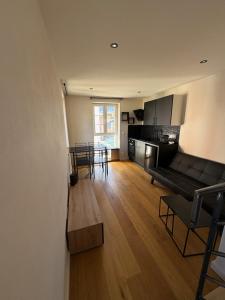 Nhà bếp/bếp nhỏ tại Cozy Albertville studio, close to ski resorts