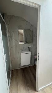 Phòng tắm tại Cozy Albertville studio, close to ski resorts