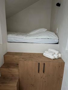 Giường trong phòng chung tại Cozy Albertville studio, close to ski resorts