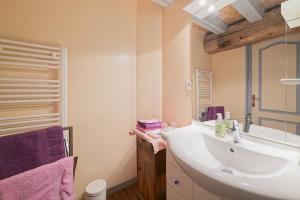 a bathroom with a white sink and a shower at Ker Cado - Chambre d'hôtes in Saint-Brieuc-de-Mauron