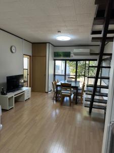 an office with a dining room and a table and chairs at ゲストハウス若水黒崎 in Kitakyushu