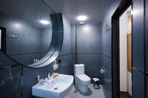 ein Badezimmer mit Waschbecken, Toilette und Spiegel in der Unterkunft Chehran Hotel in Samarkand + 12 Fotos