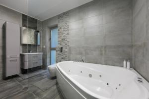 ein Badezimmer mit Badewanne, Waschbecken und Toilette in der Unterkunft 9 April Village Sea & Spa Varna in Warna