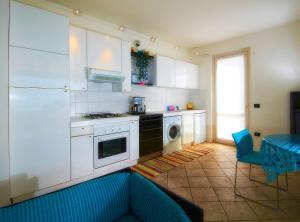 Kuchyň nebo kuchyňský kout v ubytování Türkisfarbenes Haus Mit Fantastischer Aussicht