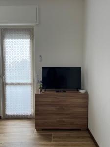 TV a/nebo společenská místnost v ubytování Easy Bergamo Apartment
