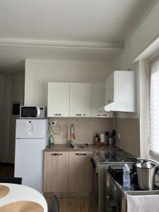 Kuchyň nebo kuchyňský kout v ubytování Easy Bergamo Apartment