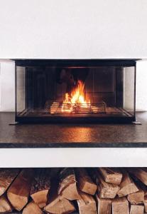 una chimenea con fuego en su interior en Mountain 4U, en Meiringen