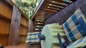 eine Sitzgruppe auf einer Holzterrasse in der Unterkunft Studio für 2 Personen ca 33 m in Bayerisch Eisenstein, Bayern Bayerischer Wald in Bayerisch Eisenstein