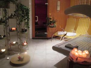 Zimmer mit einem Bett, 2 Stühlen und Kerzen in der Unterkunft Studio für 2 Personen ca 33 m in Bayerisch Eisenstein, Bayern Bayerischer Wald in Bayerisch Eisenstein