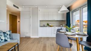 Η κουζίνα ή μικρή κουζίνα στο Port Krynica 16 - apartament premium w centrum Krynicy Morskiej z bezpośrednim widokiem na port i Zalew Wiślany +18 φωτογραφίες